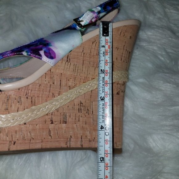 NWOT Guess Floral Platform Wedges - Picture 5 of 6